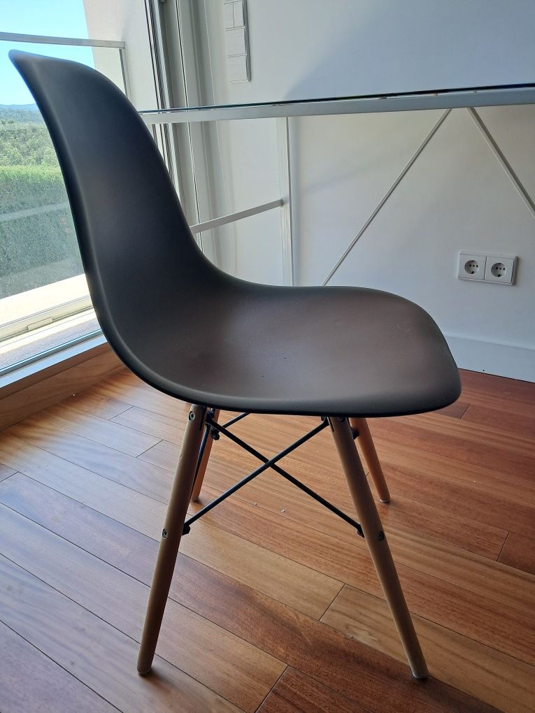 Cadeira em resina castanha: 15€