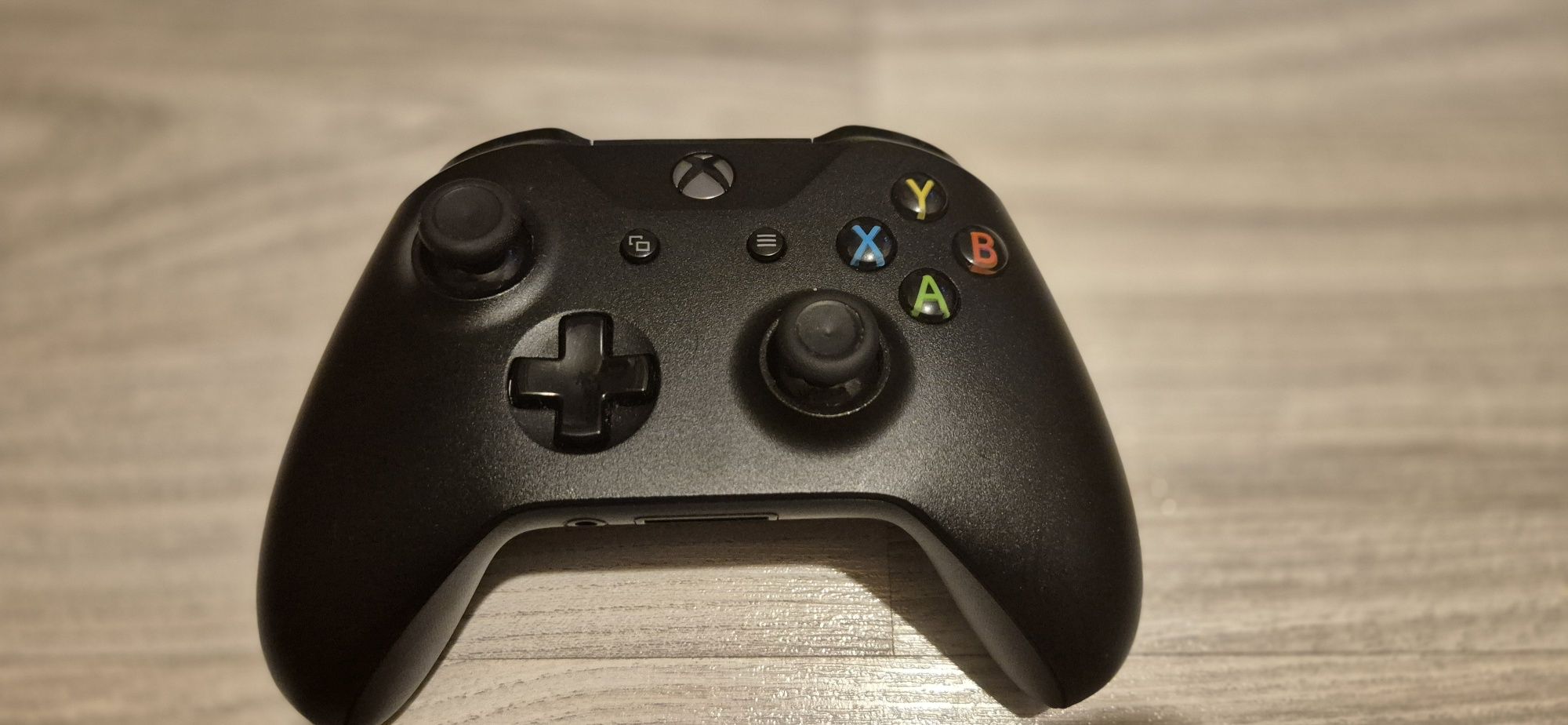 Xbox One X + pad+ Call of Duty