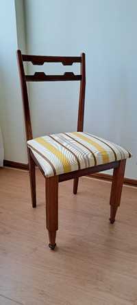 Cadeiras madeira com estofo novo em tecido