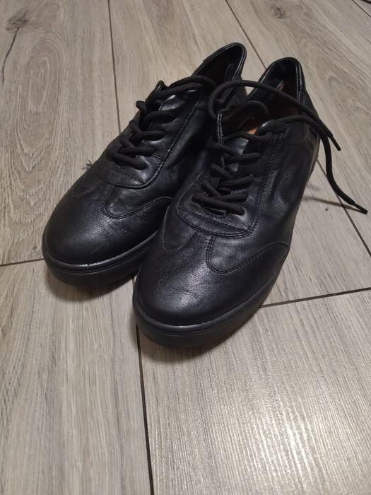 Продам кросівки кожані.