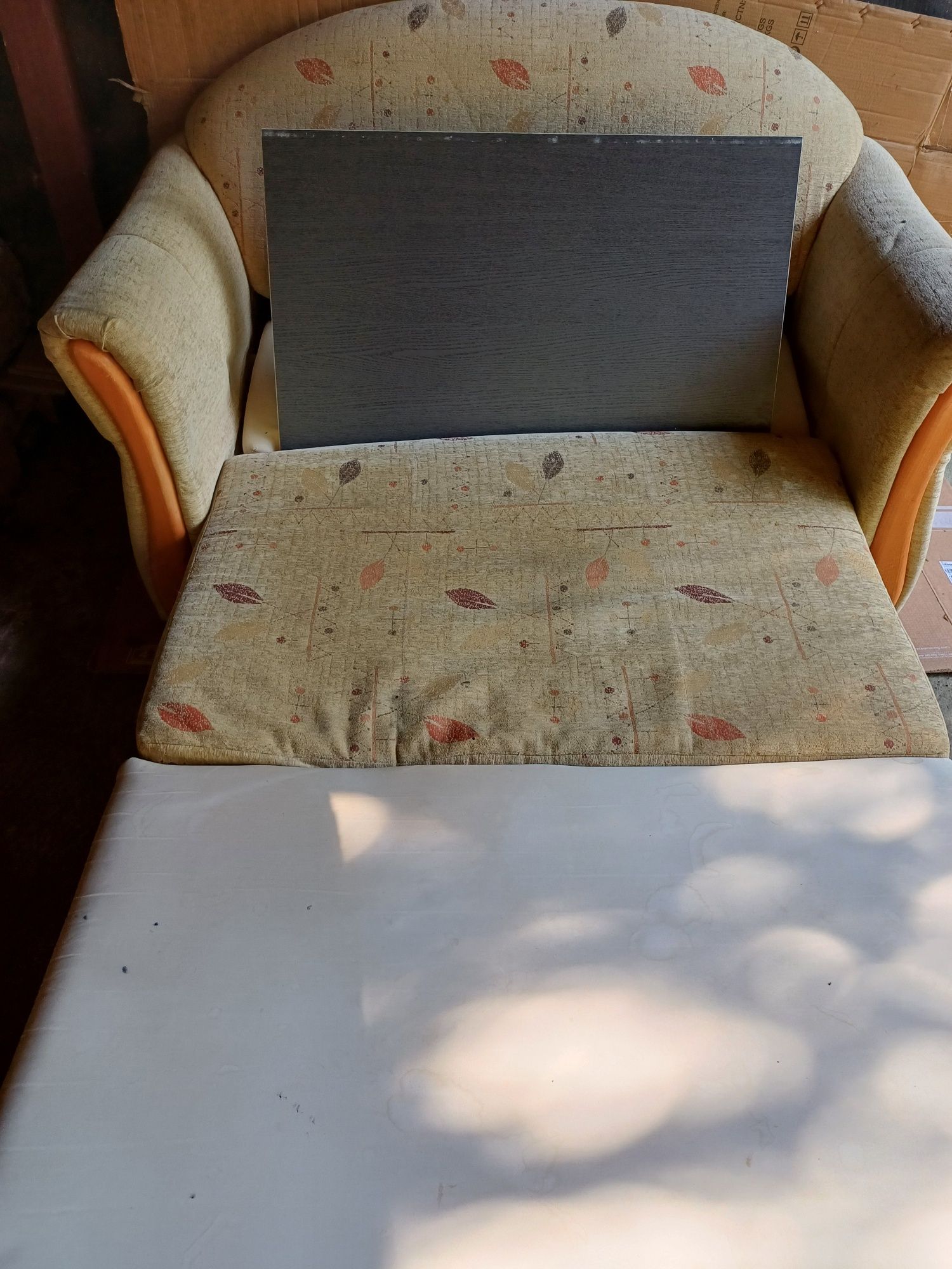 Sofa rozkładana z pojemnikiem