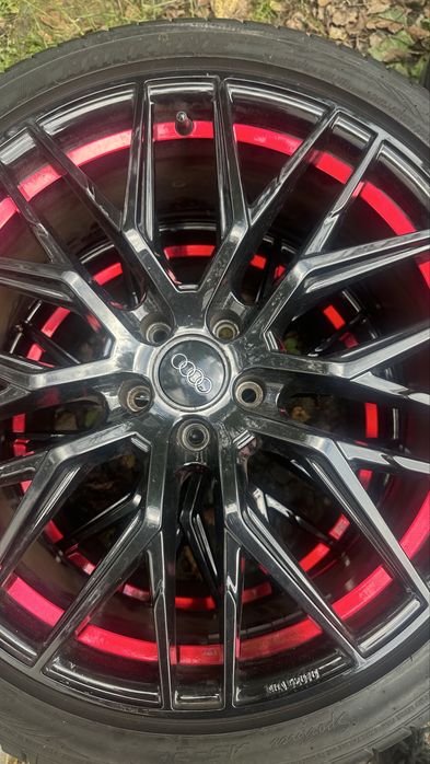 Felgi 20” Audi RS- style z oponami - czarny połysk, czerwony detal