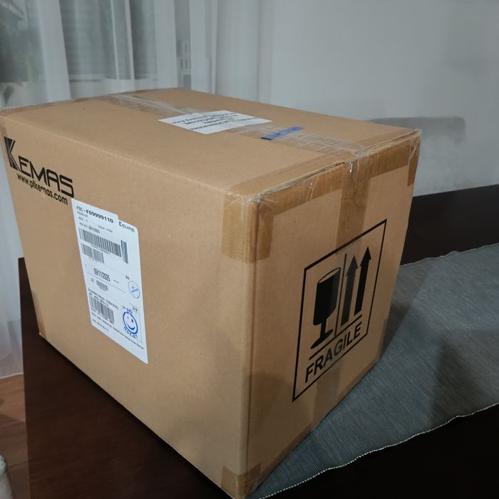 Paczka z kosmetykami Avon