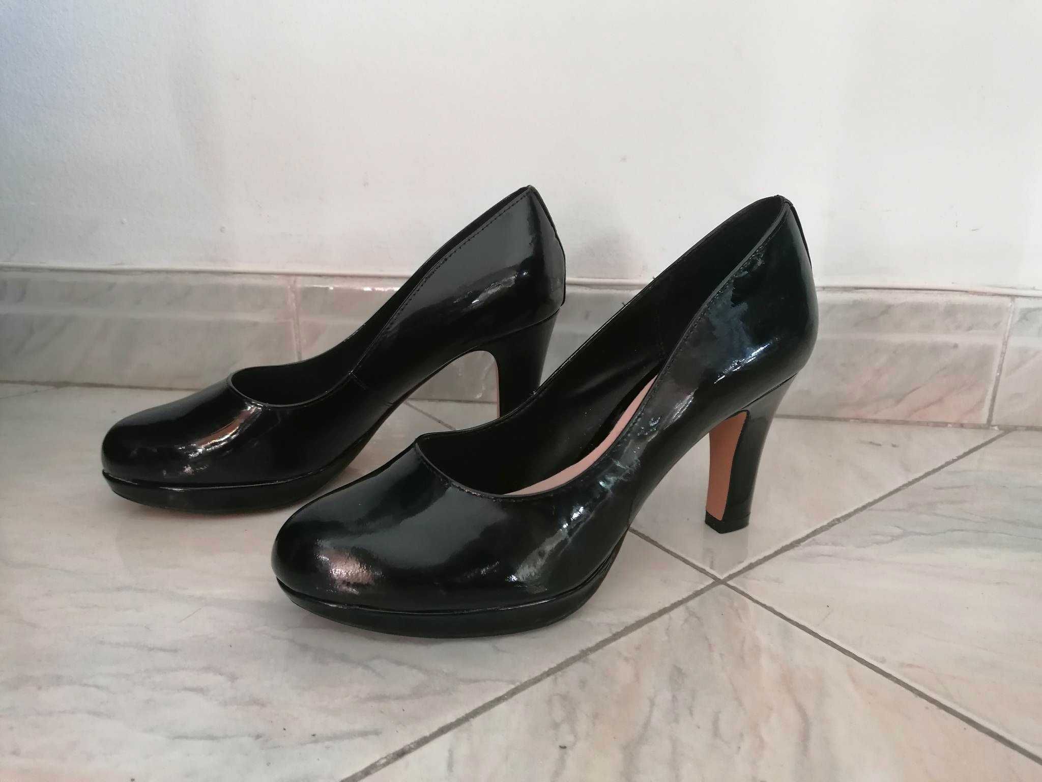 Sapatos pretos salto alto, couro envernizado, Clarks, Nº 36 novos
