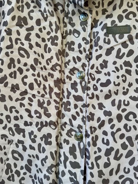 Casaco Estiloso com Estampa de Leopardo e Capuz com Pêlo Sintético