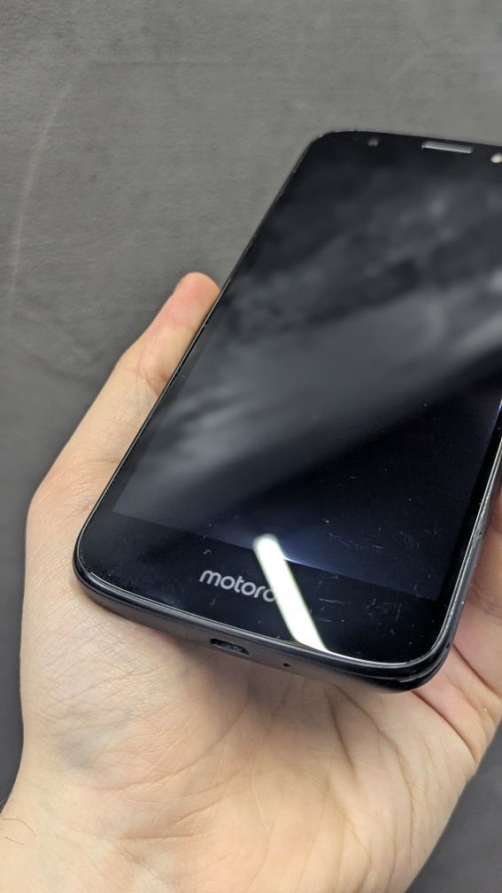 Бюджетна Motorola Moto E5 Play 2/16GB