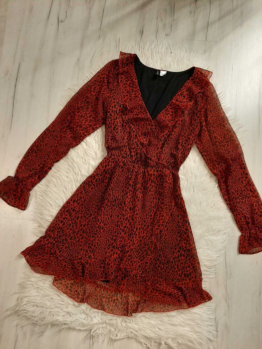 Piękna czerwona sukienka we wzory z falbankami XS 34