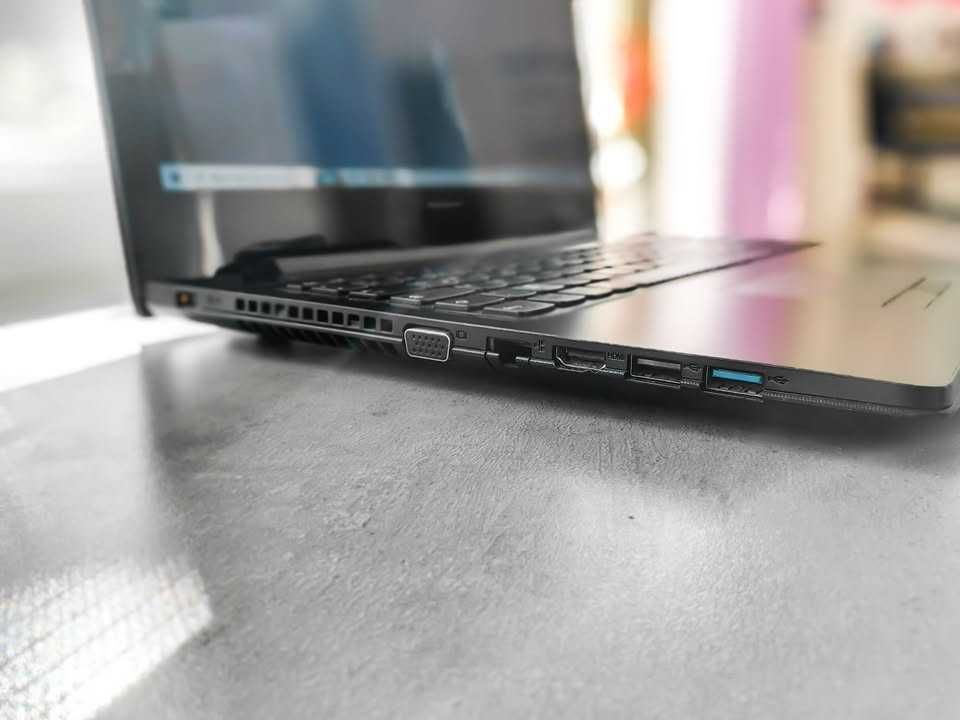 Laptop Lenovo i3 8gb ram SSD win 10 bateria Stan BDB mogę podwieźć