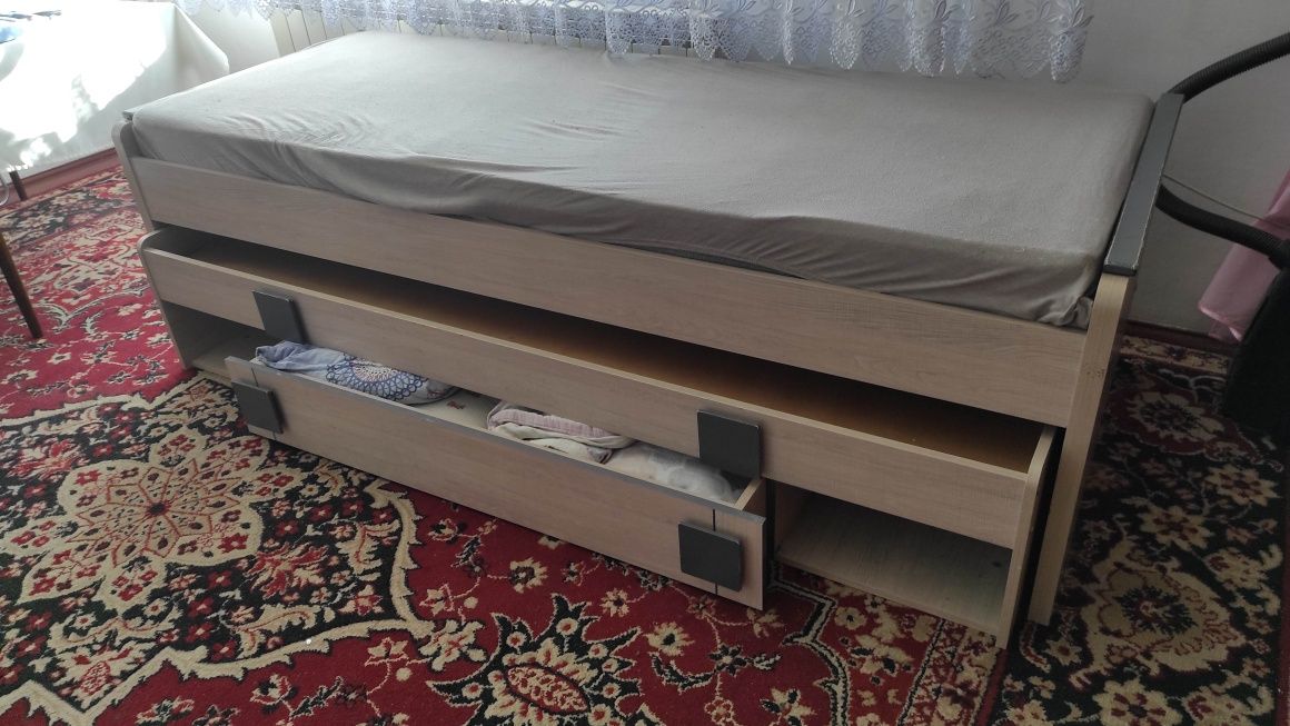 Łóżko podwójne z szufladą na pościel
