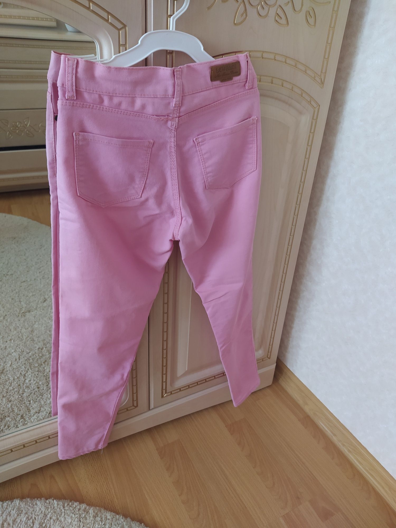 Класні укорочені штани рожеві скіни