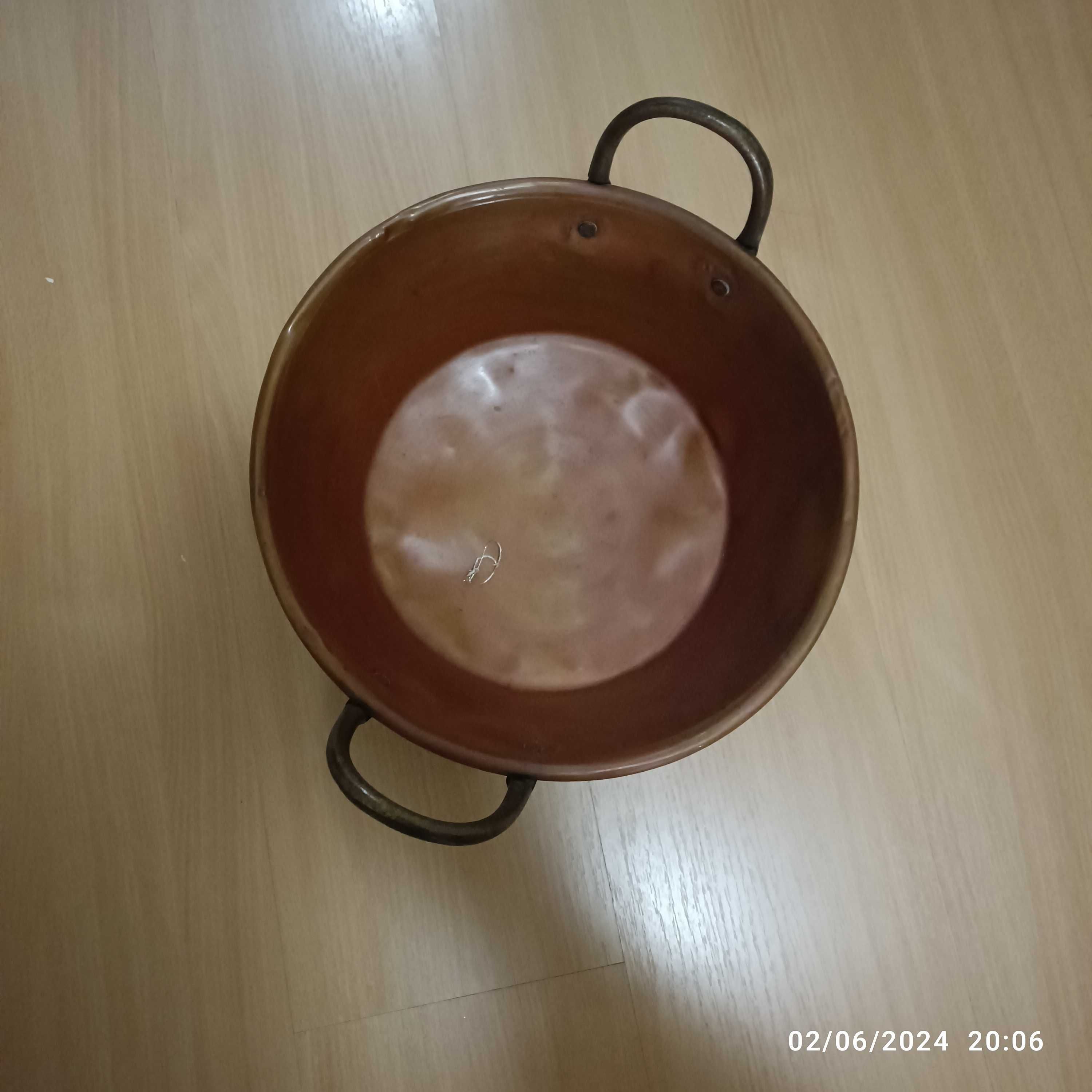 Tacho em cobre com mais de quatro décadas