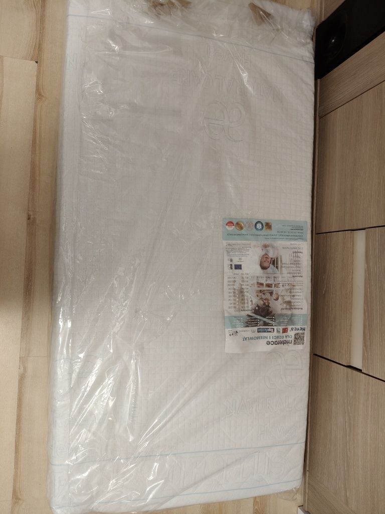 Drewniane łóżko z materacem hevea