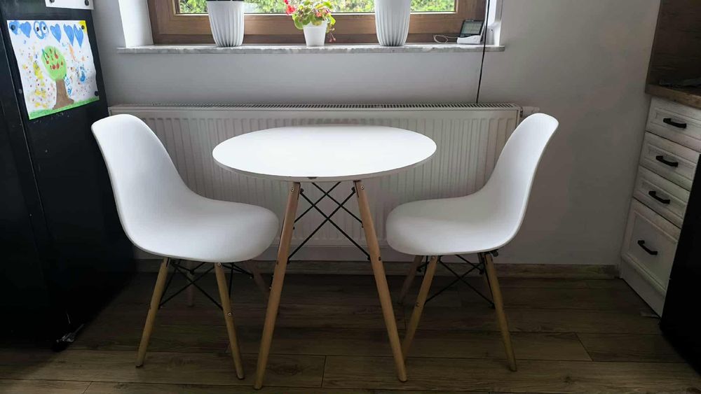 Okrągły stolik  80 cm plus krzesła