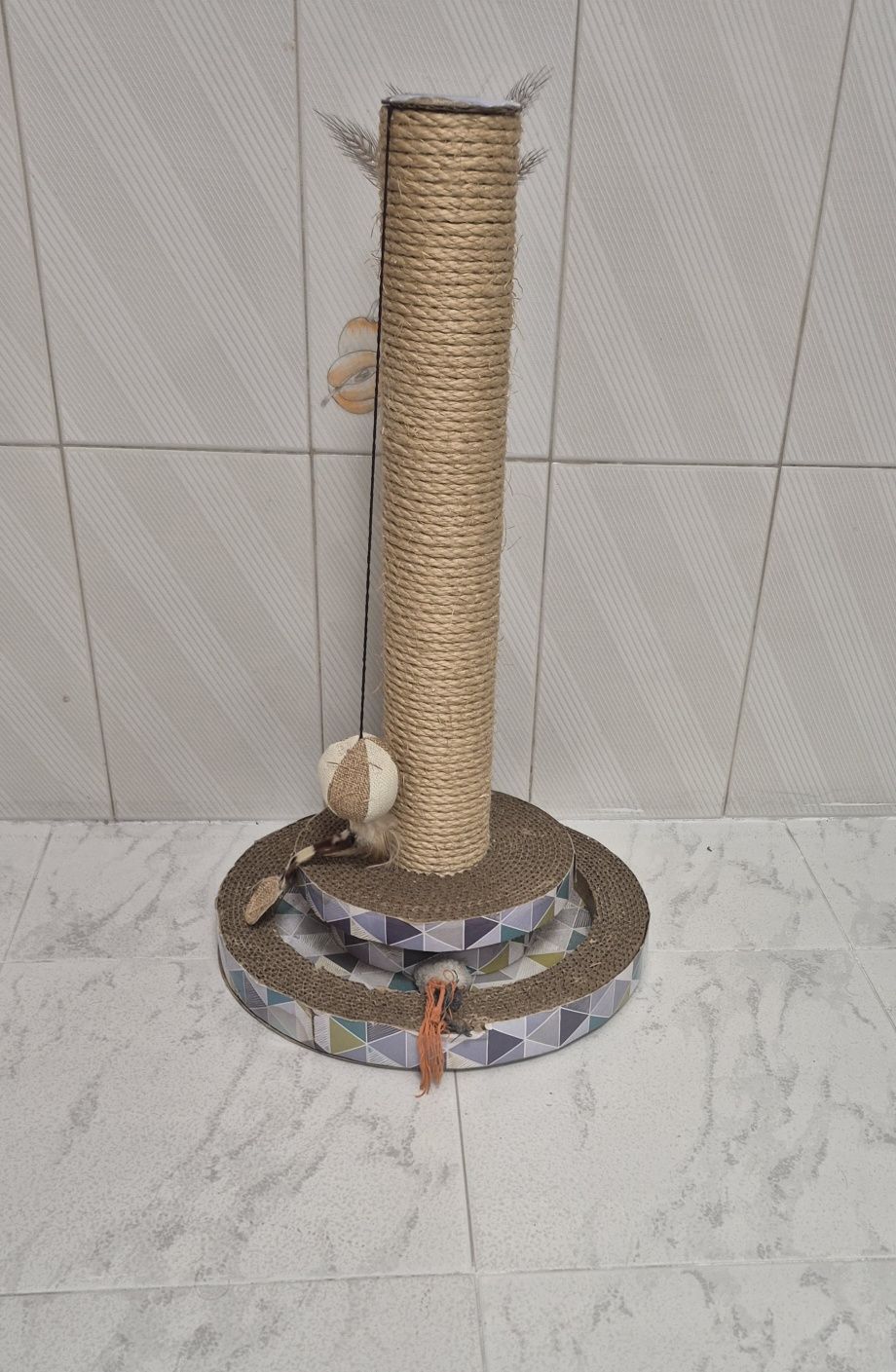 Brincadeira para gatos e também arranhdor