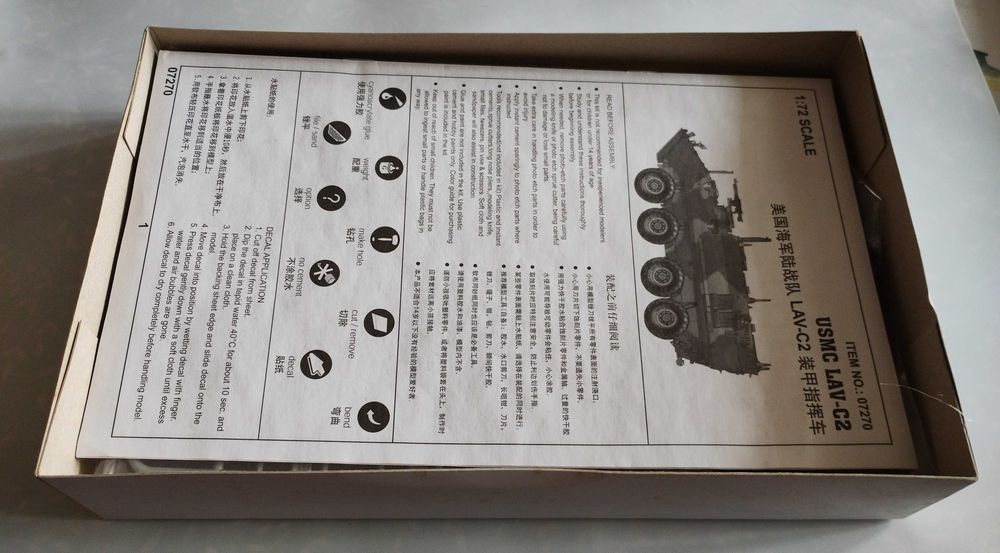 Model do sklejania Trumpeter USMC LAV-C2 wód dowodzenia 1/72