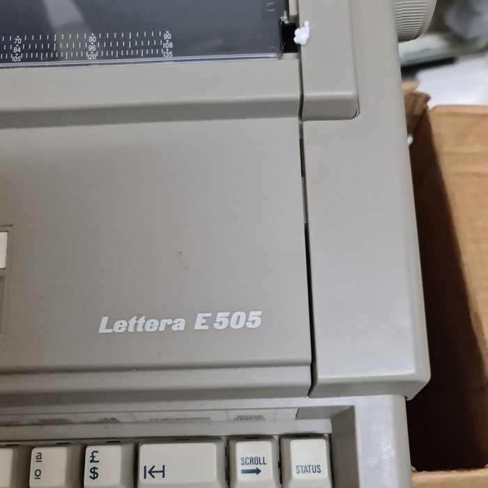 Maquina   de escrever electrónica marca  olivette