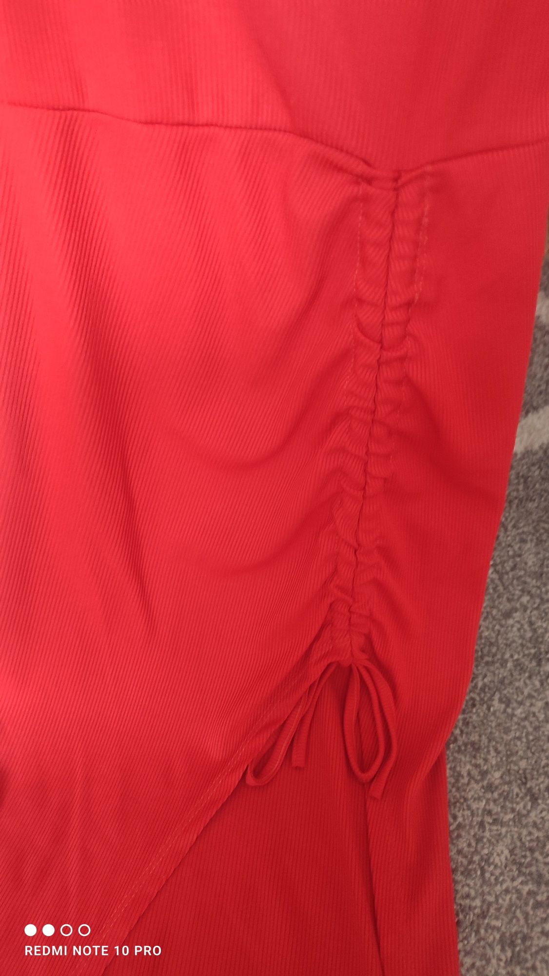 Czerwona sukienka prążkowana ściągacz imprezowa koktajlowa