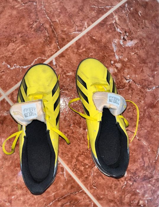 Chuteiras Adidas Amarelas e Pretas