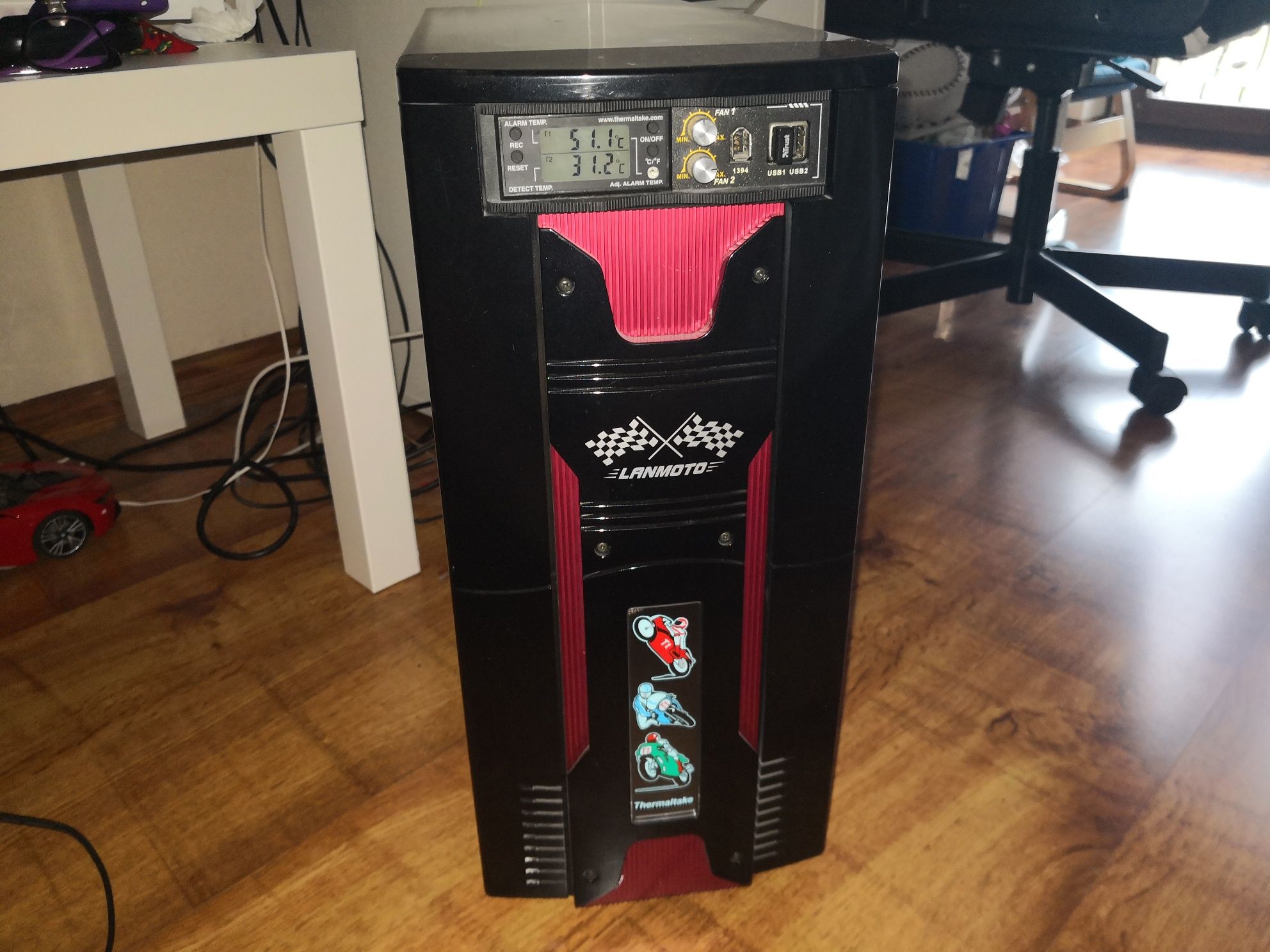 Komputer z monitorem