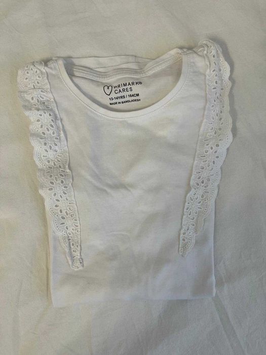 Blusa/ camisola branca básica com renda nos lados, em perfeito estado