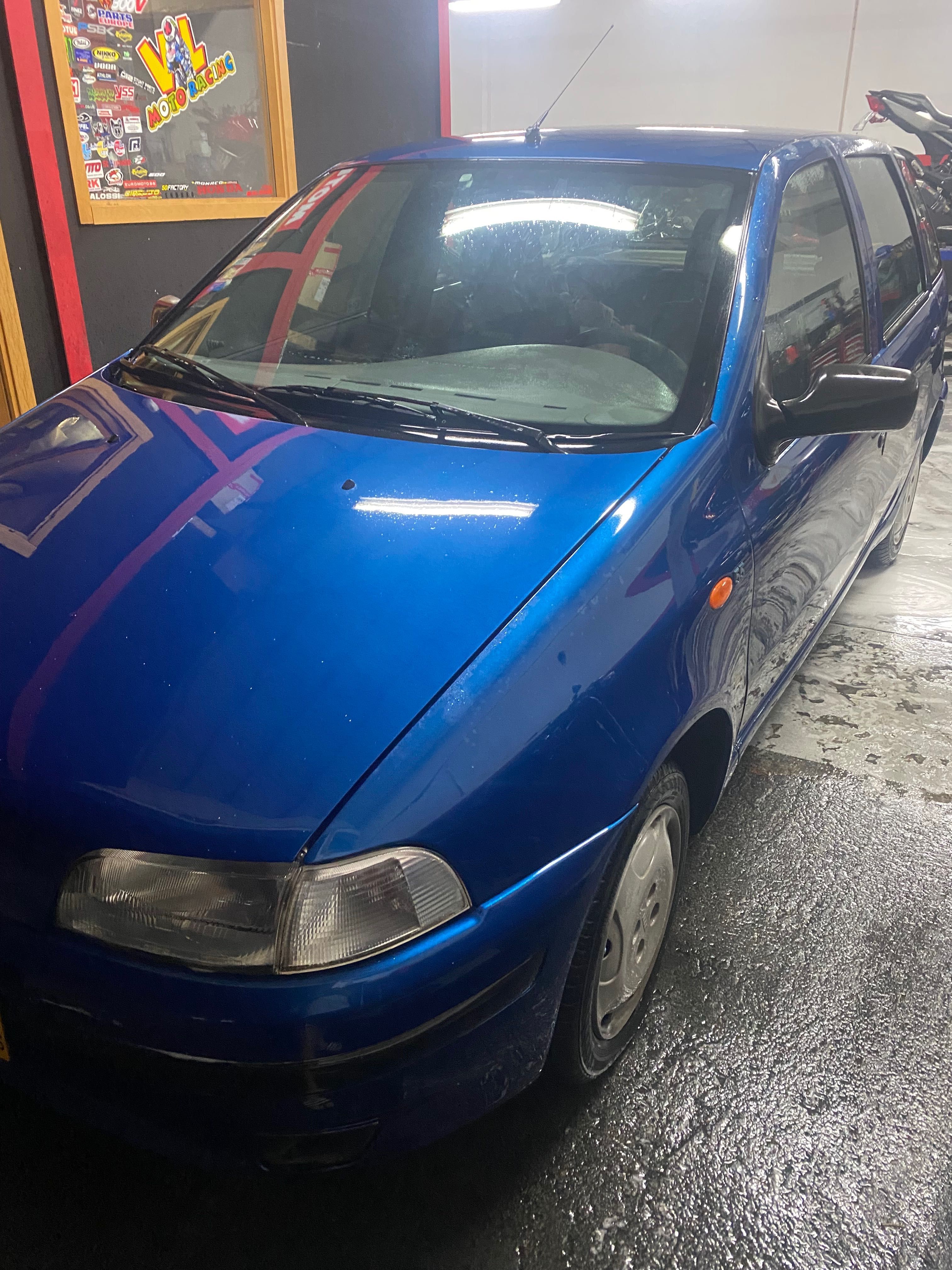 Fiat Punto em excelente estado de cor azul ano 1997