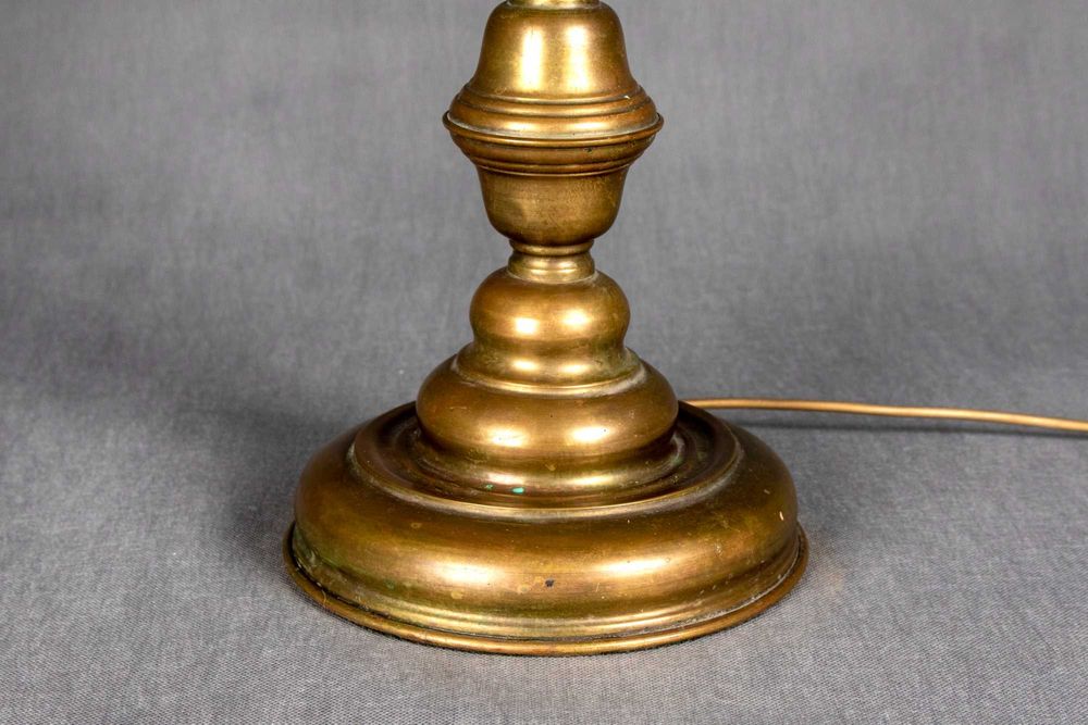 Stara mosiężna lampa gabinetowa z kloszem witrażowym