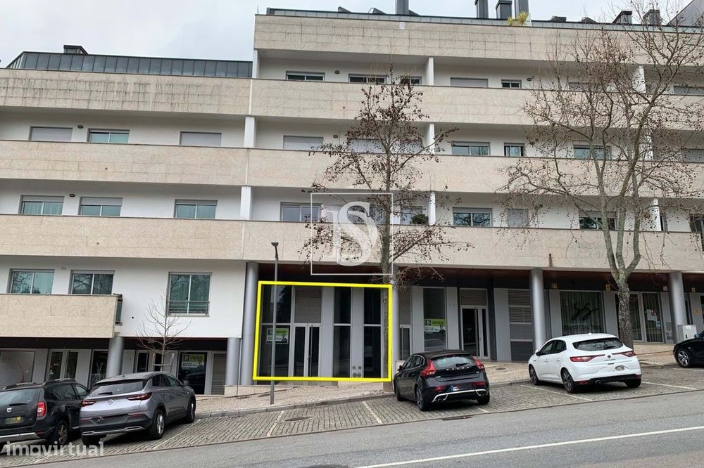 Loja com duas garagens no centro de Viseu