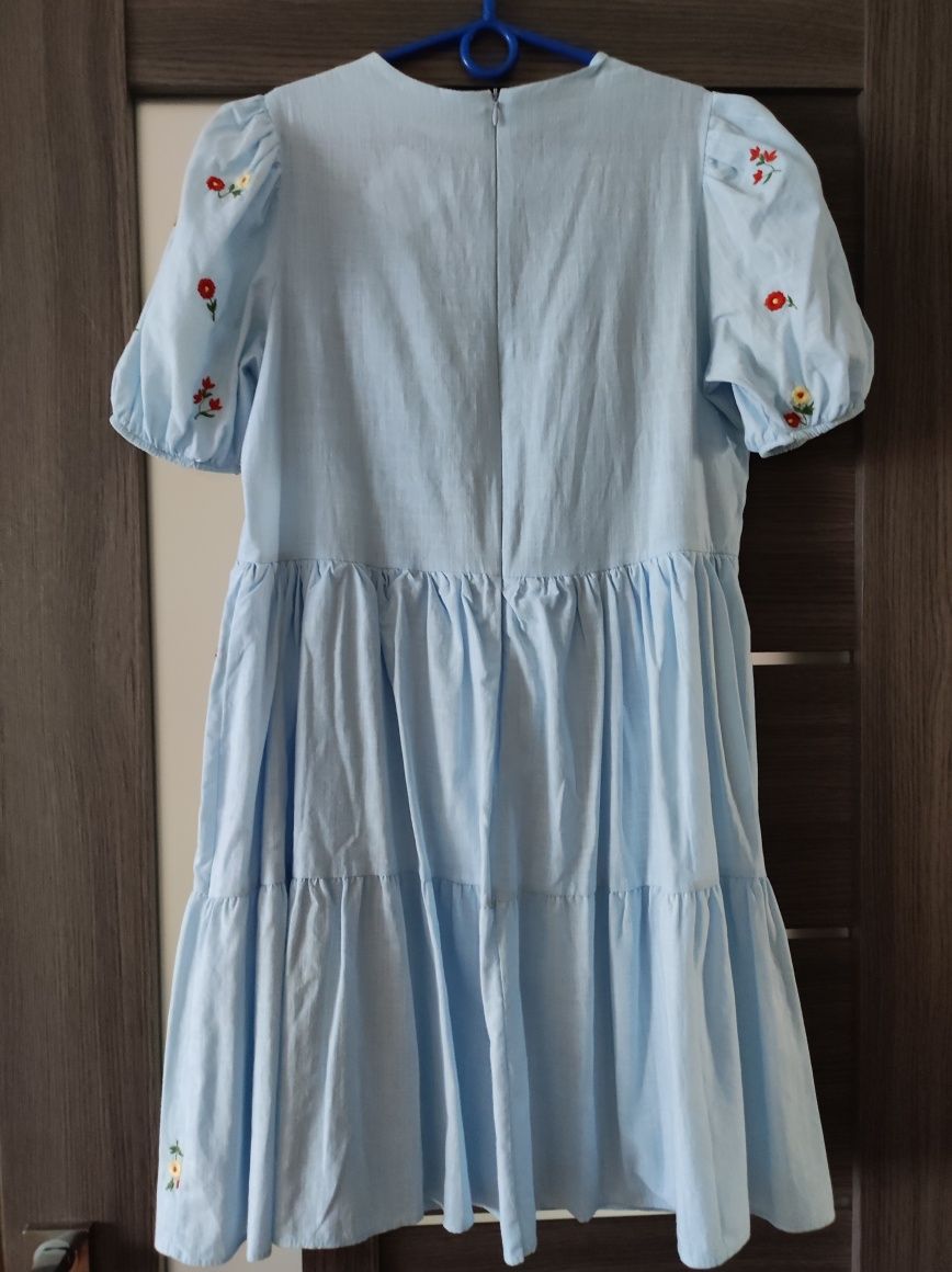 Блакитне плаття для дівчини