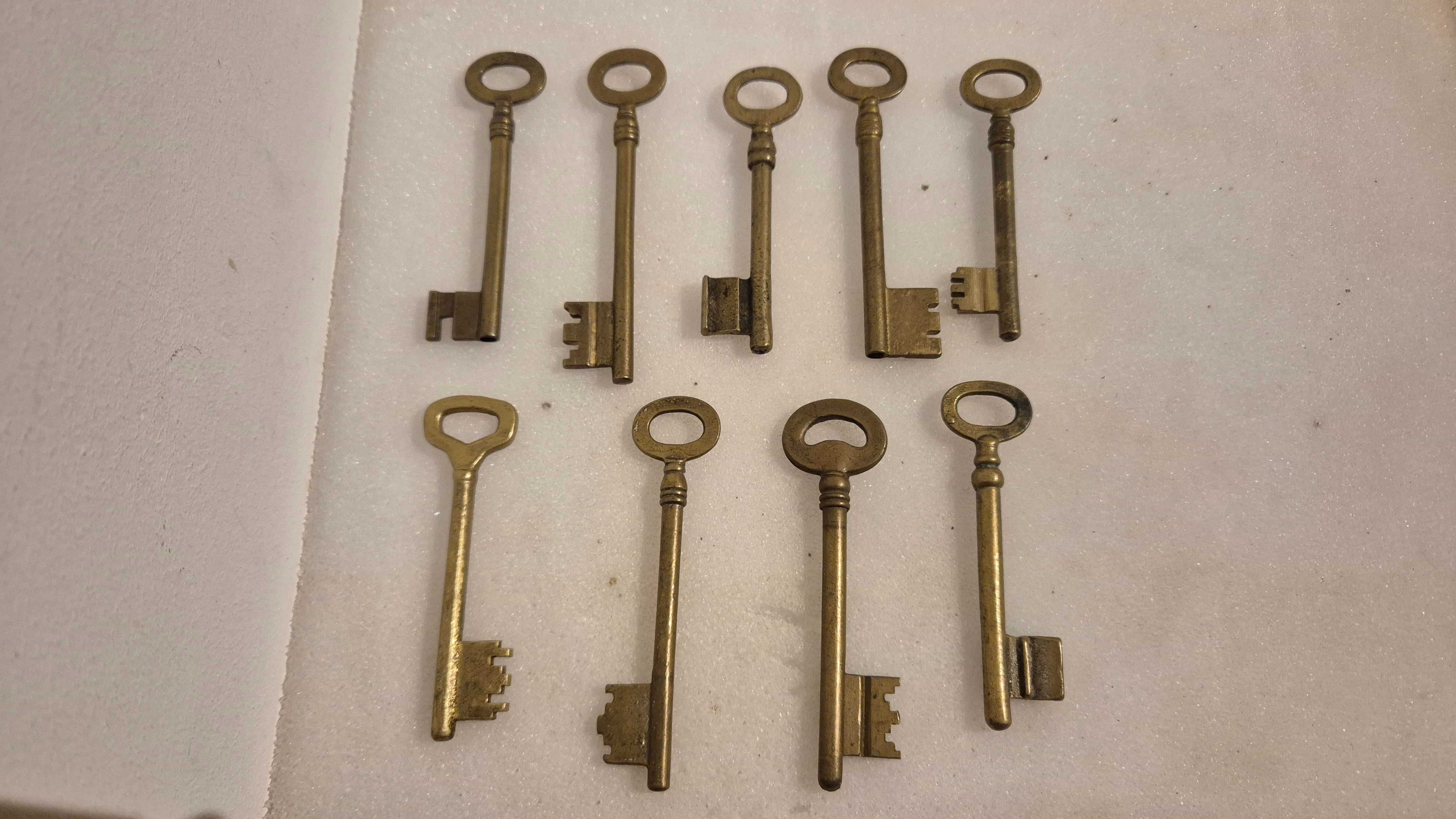 9 Chaves antigas em latão