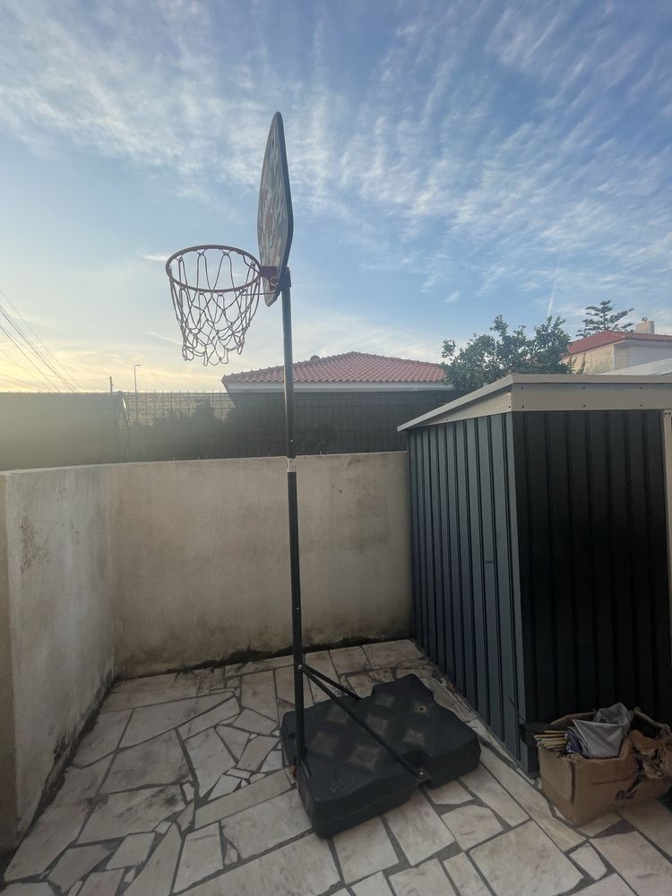 Cesto de basquete novo mas sujo
