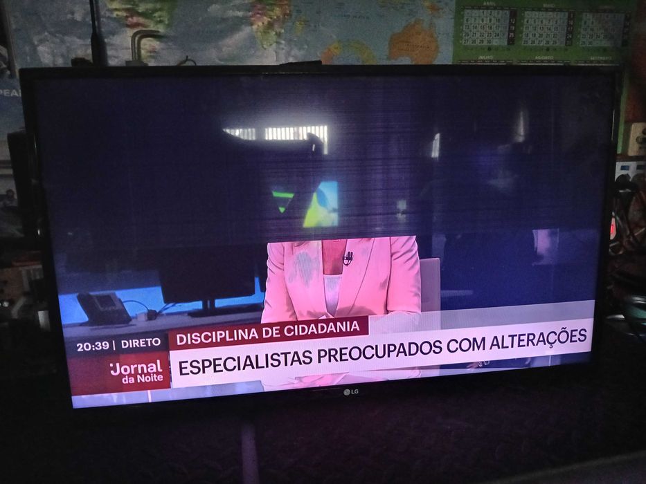 PEÇAS - TV LED 32" - LG 32LH500D - com Ecrã Danificado!! - 2