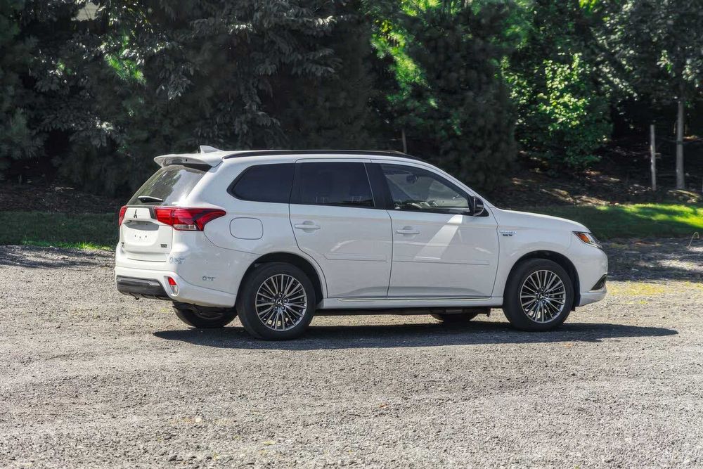 Mitsubishi Outlander Hybrid Plug-in LE S-AWC      2021