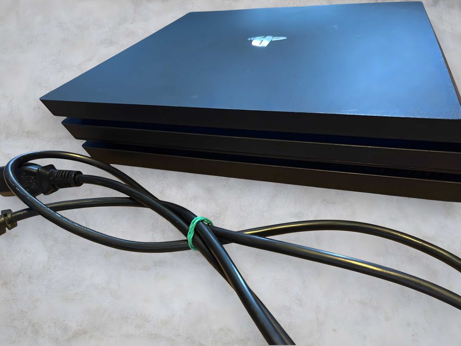 PS4 Pro 1TB + 2 pady – stan bardzo dobry