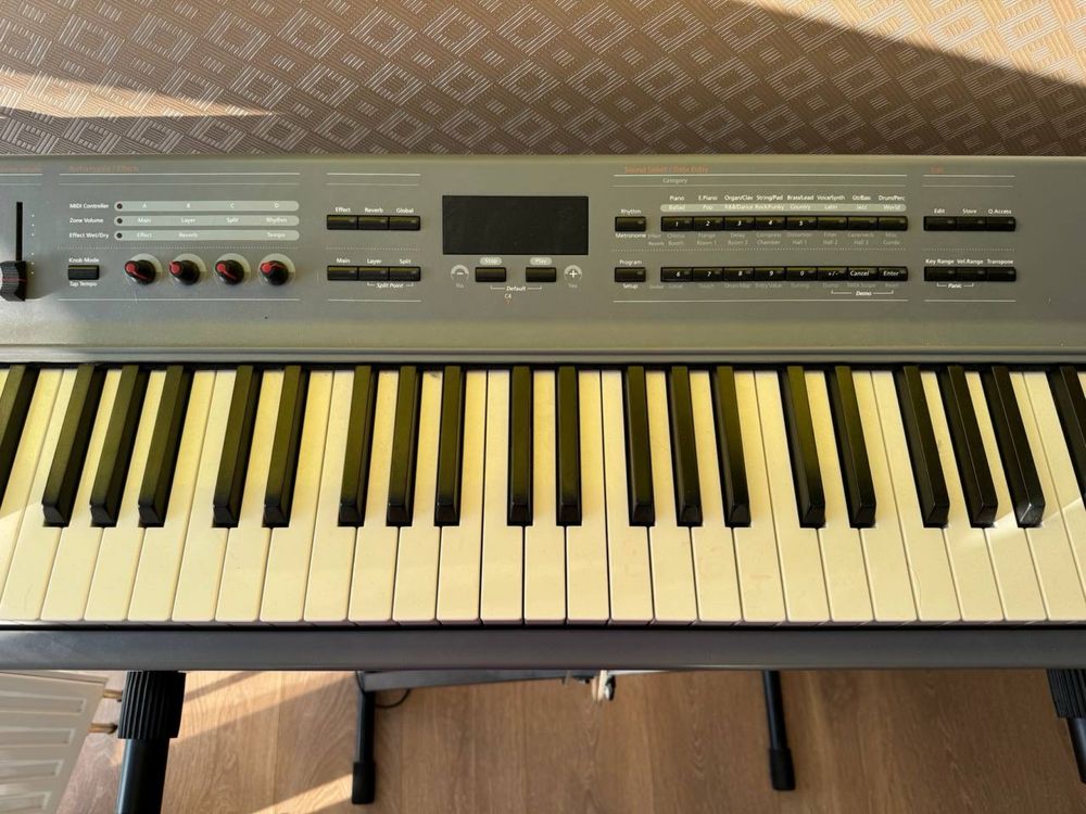 Електронне піаніно (синтизатор) KURZWEIL SP2X