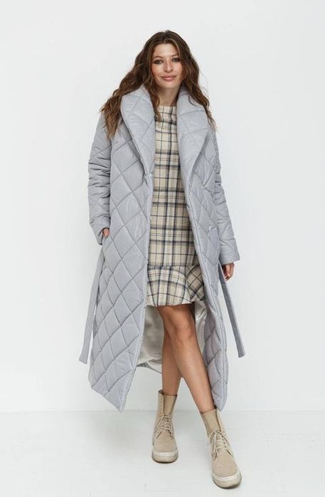 Жіноче стьобане пальто сірого кольору від українського бренду NENKA.