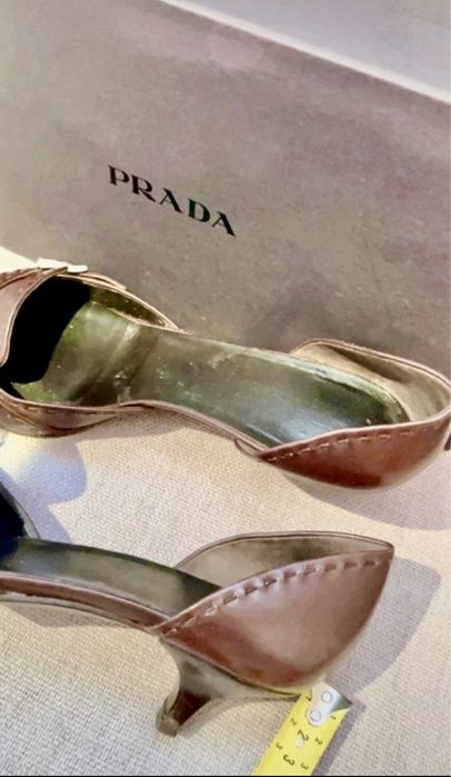 Sapatos em pele castanho da Prada
