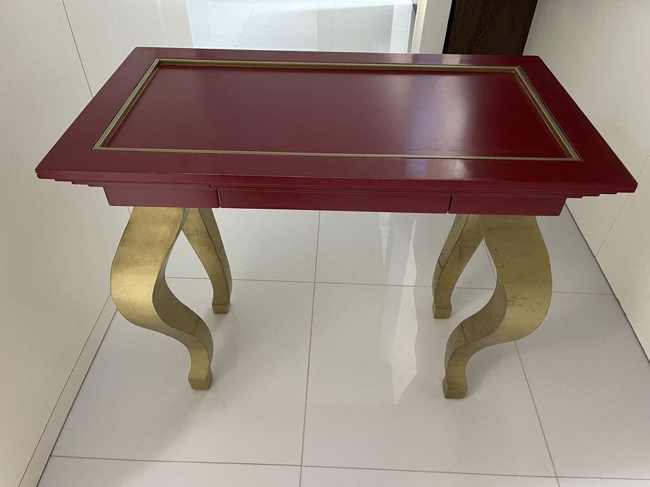 Mesa madeira vermelha e dourada
