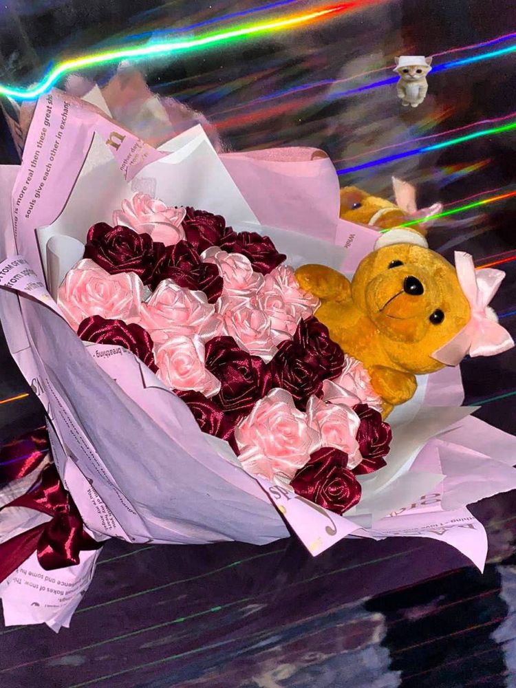 букети ручної роботи з 23 троянд з милим маленьким ведмедиком