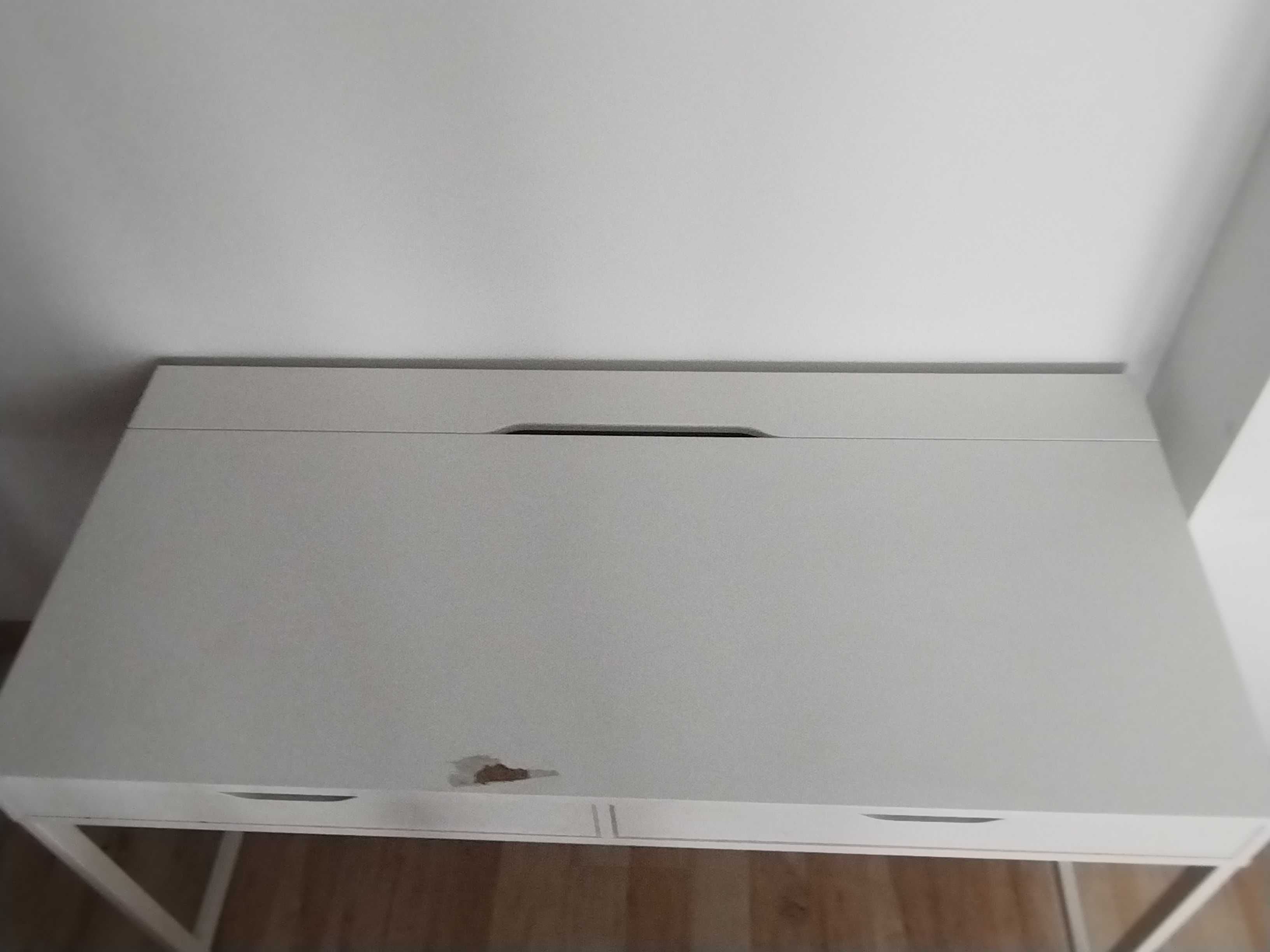50%taniej, białe biurko Alex z Ikea z szufladami i schowkiem na kable