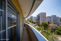 T4 de Luxo com 2 Suites no Edif. Einstein, Av. da República, ao lado