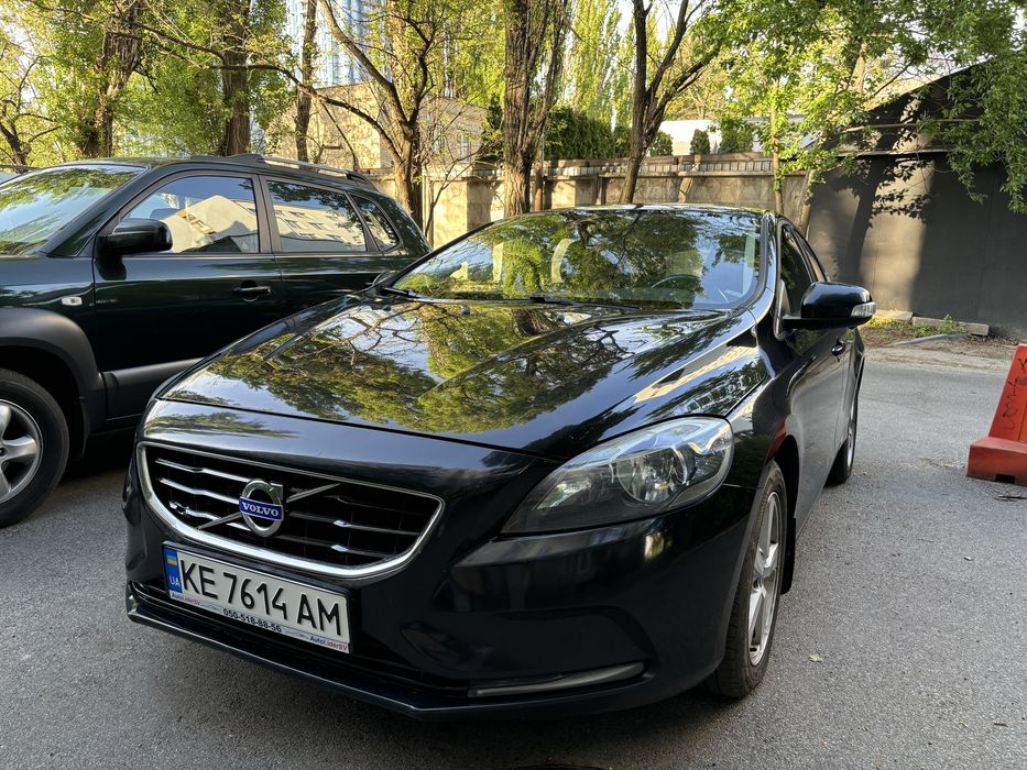 Чорний Volvo V40