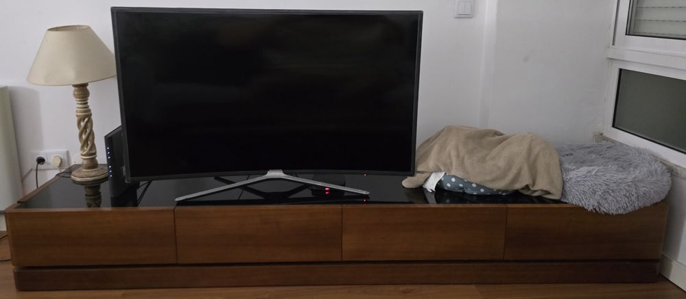 Móvel de TV em madeira de cerejeira, com tampo em vidro