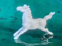 Figurka koń, rumak, biała porcelana, kolekcjonerska, szkliwiona