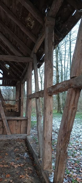 Stare belki ręcznie ciosane konstrukcja stodoła