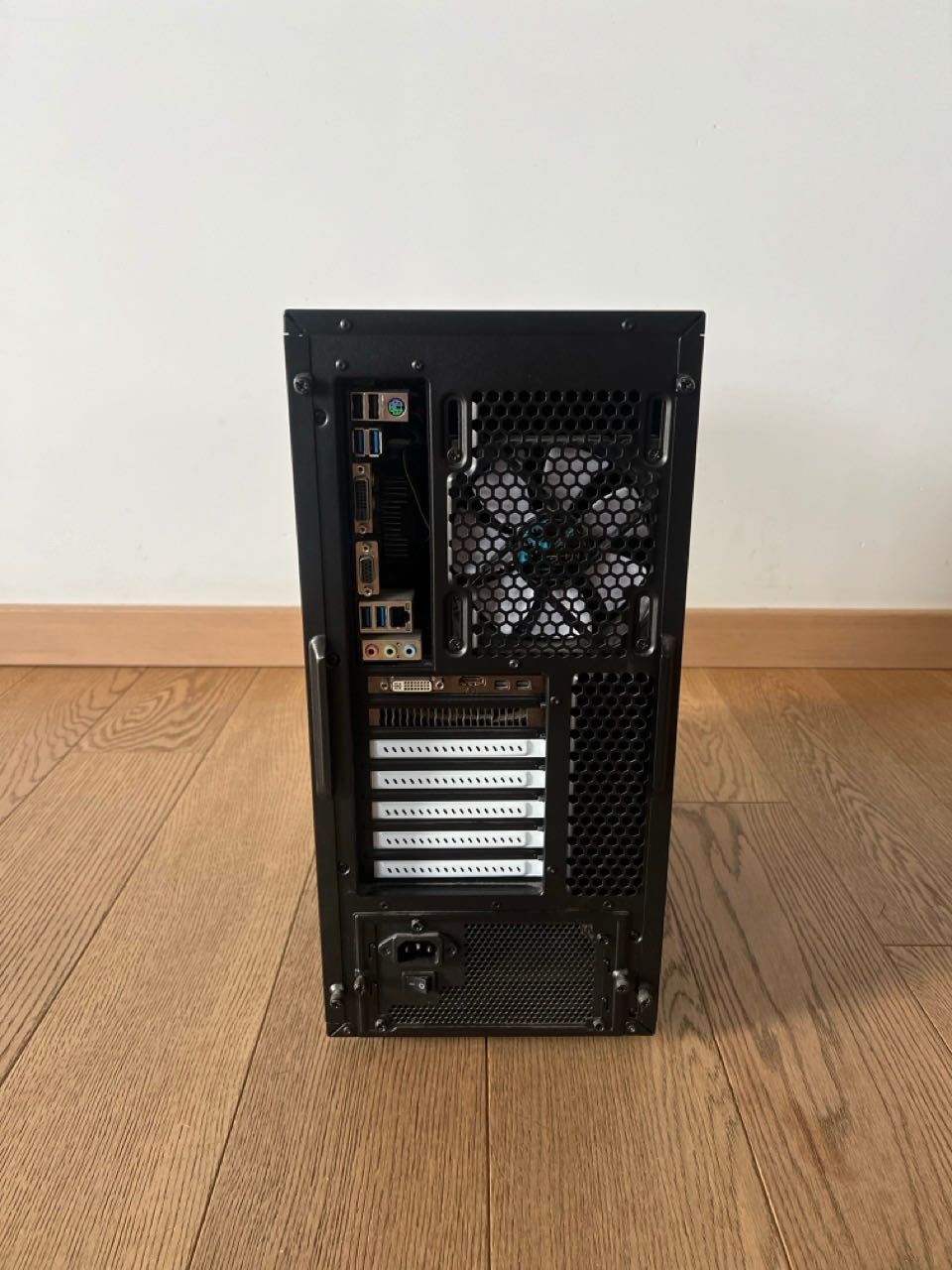 Komputer stacjonarny | Intel i5-7400 | HD 7900 Series | 16 GB RAM