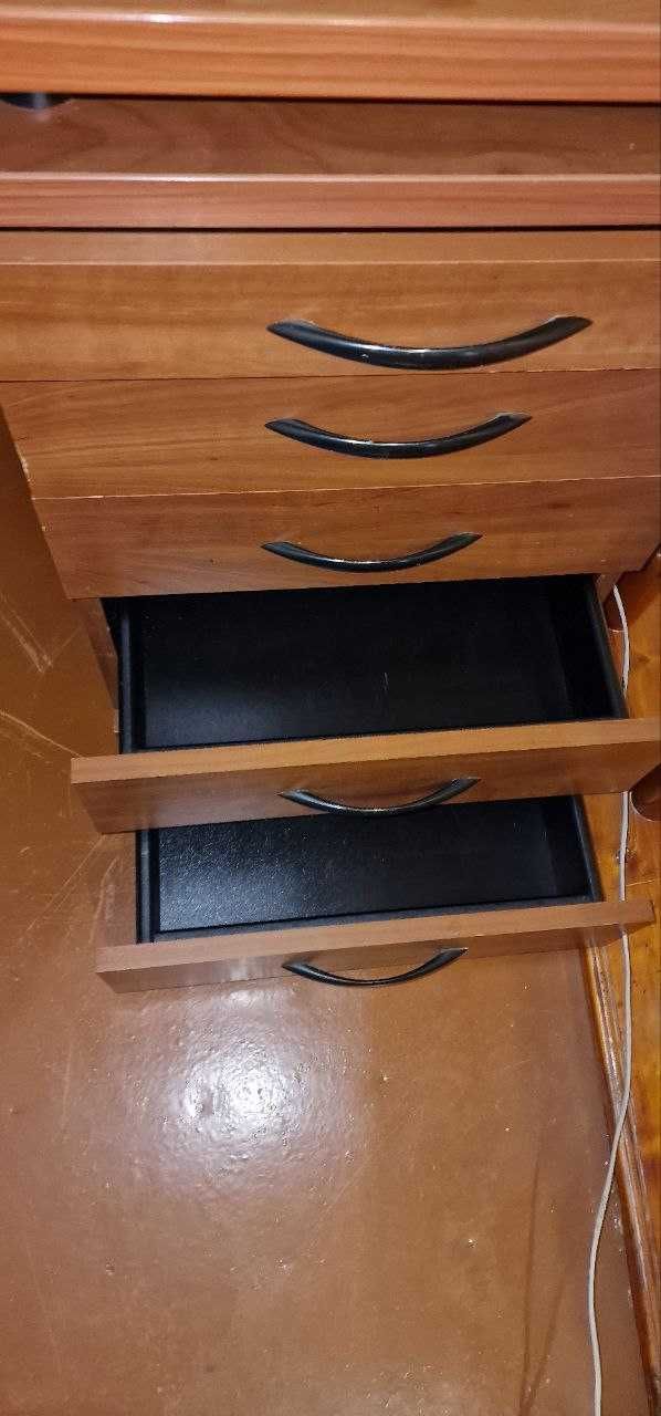 Стол письменный с ящиками