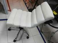 Cadeira de escritório giratória cor branca em pele , super confortável