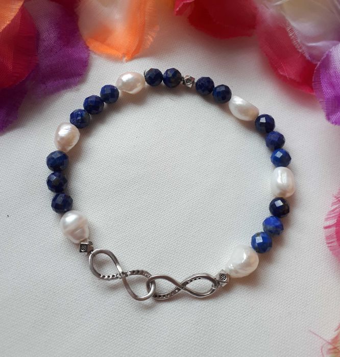 Bransoletka perły, kamienie Lapisu Lazuli i symbol nieskończoności