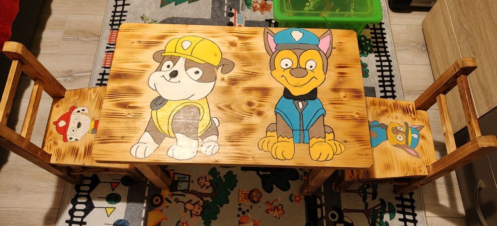 Sprzedam drewniany stolik z krzesełkami oraz jeździk