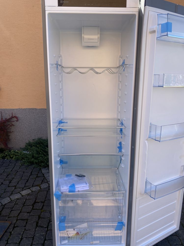 Холодильник Electrolux LRS2DE39W - 186 см